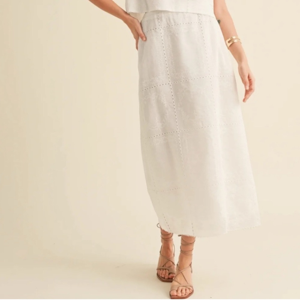 Elegant White Lace Skirt - Picture 3 of 6